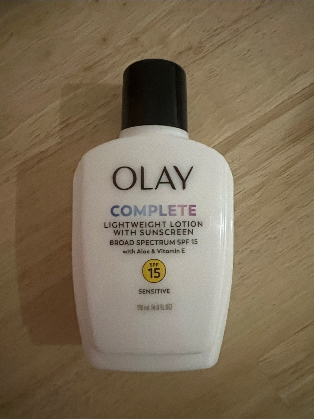 OLAY Complete Lightweight Lotion SPF 15 - White & Black